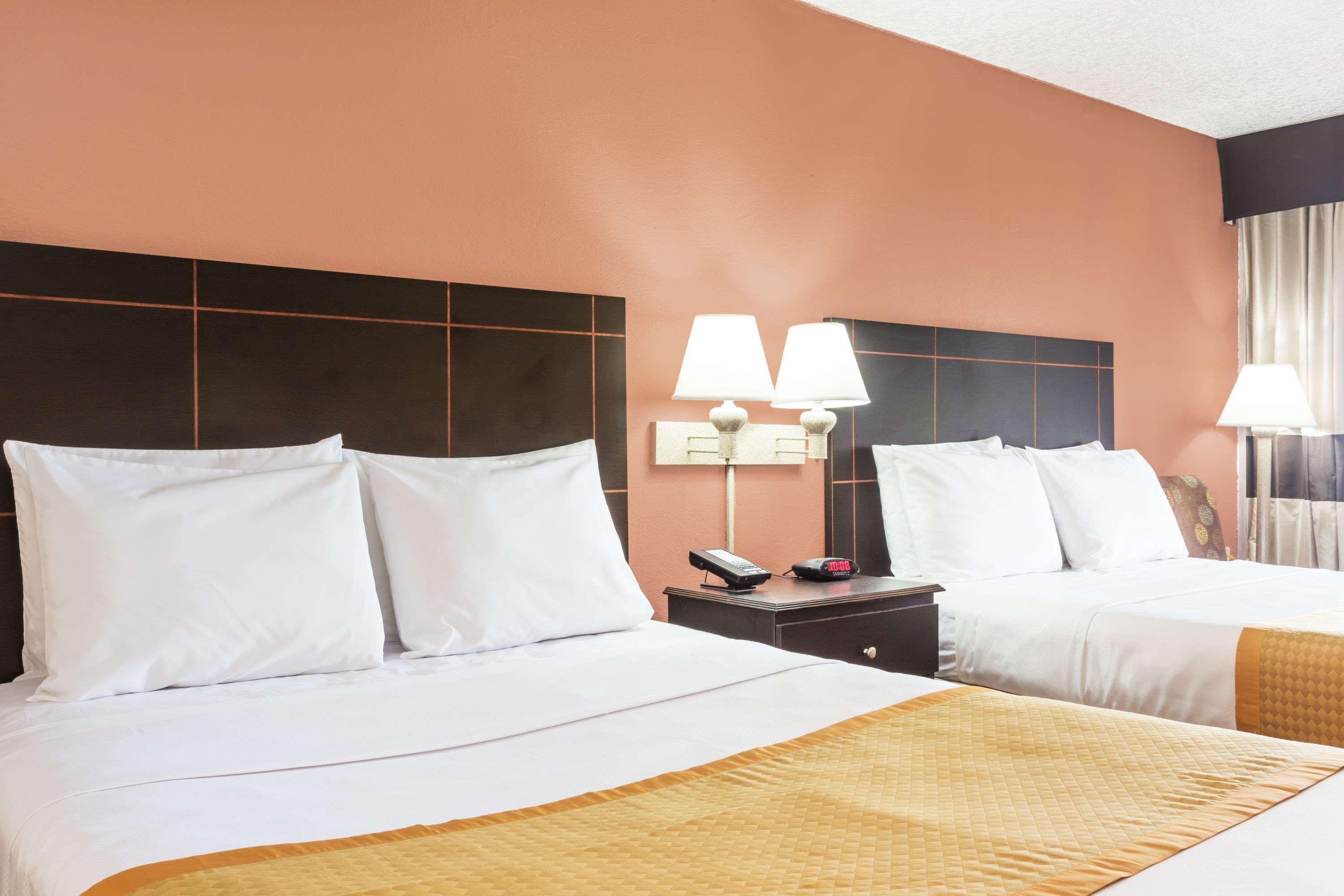 Days By Wyndham Lauderdale-oakland Park Airport N