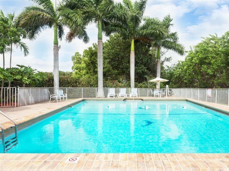 Hotel Days By Wyndham Lauderdale-oakland Park Airport N Wilton Manors
