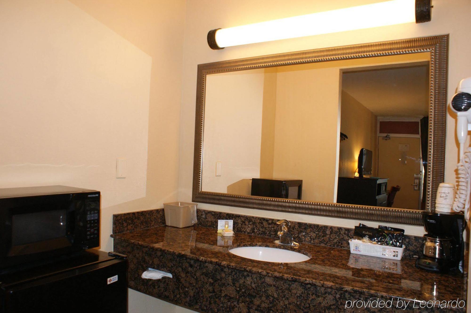 Days By Wyndham Lauderdale-oakland Park Airport N Hotel Wilton Manors